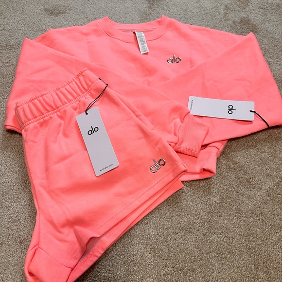 ALO Yoga Tops - 🆕Accolade Cropped Crew Neck and Shorts Set🆕